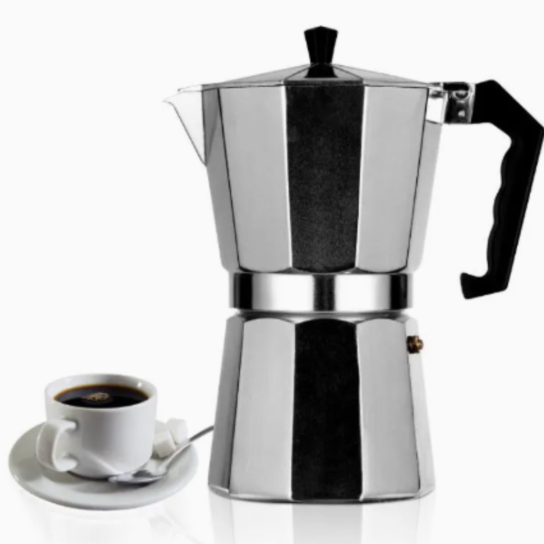 Cafetera greca de 6 tazas sobre la cocina