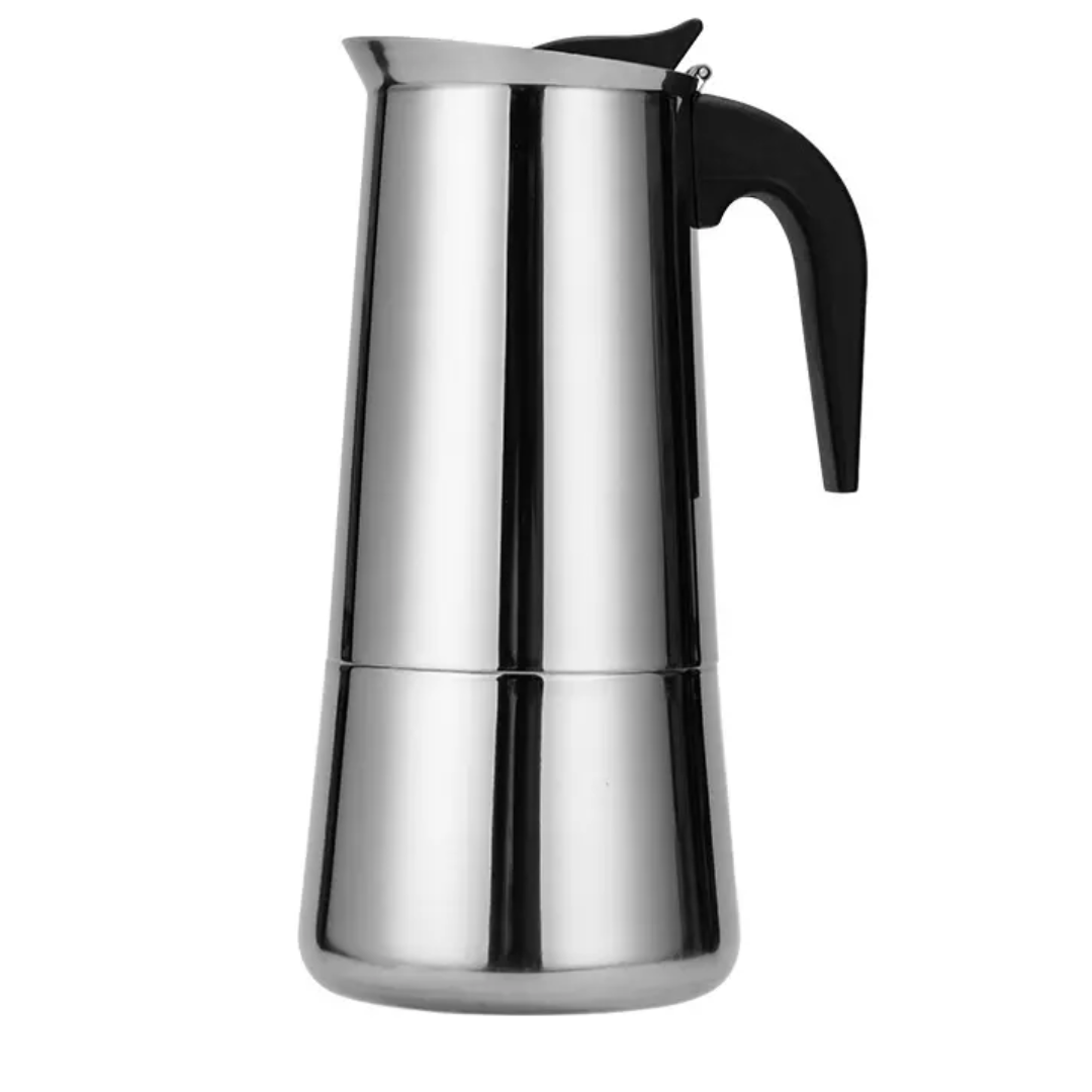 Cafetera italiana moka sirviendo café espresso