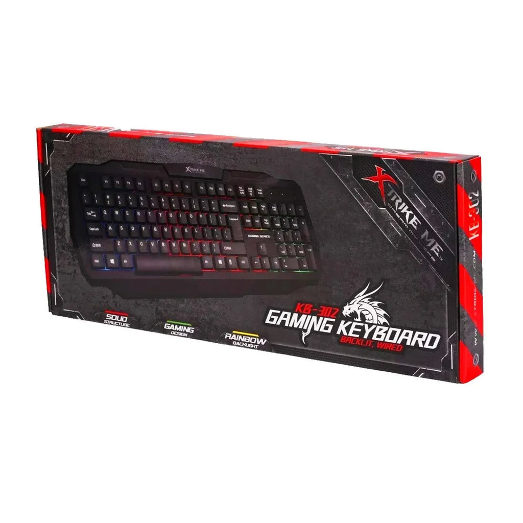 Teclado gamer Xtrike Me en un escritorio setup