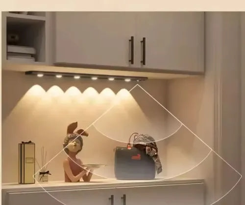 Barra LED instalada iluminando un closet