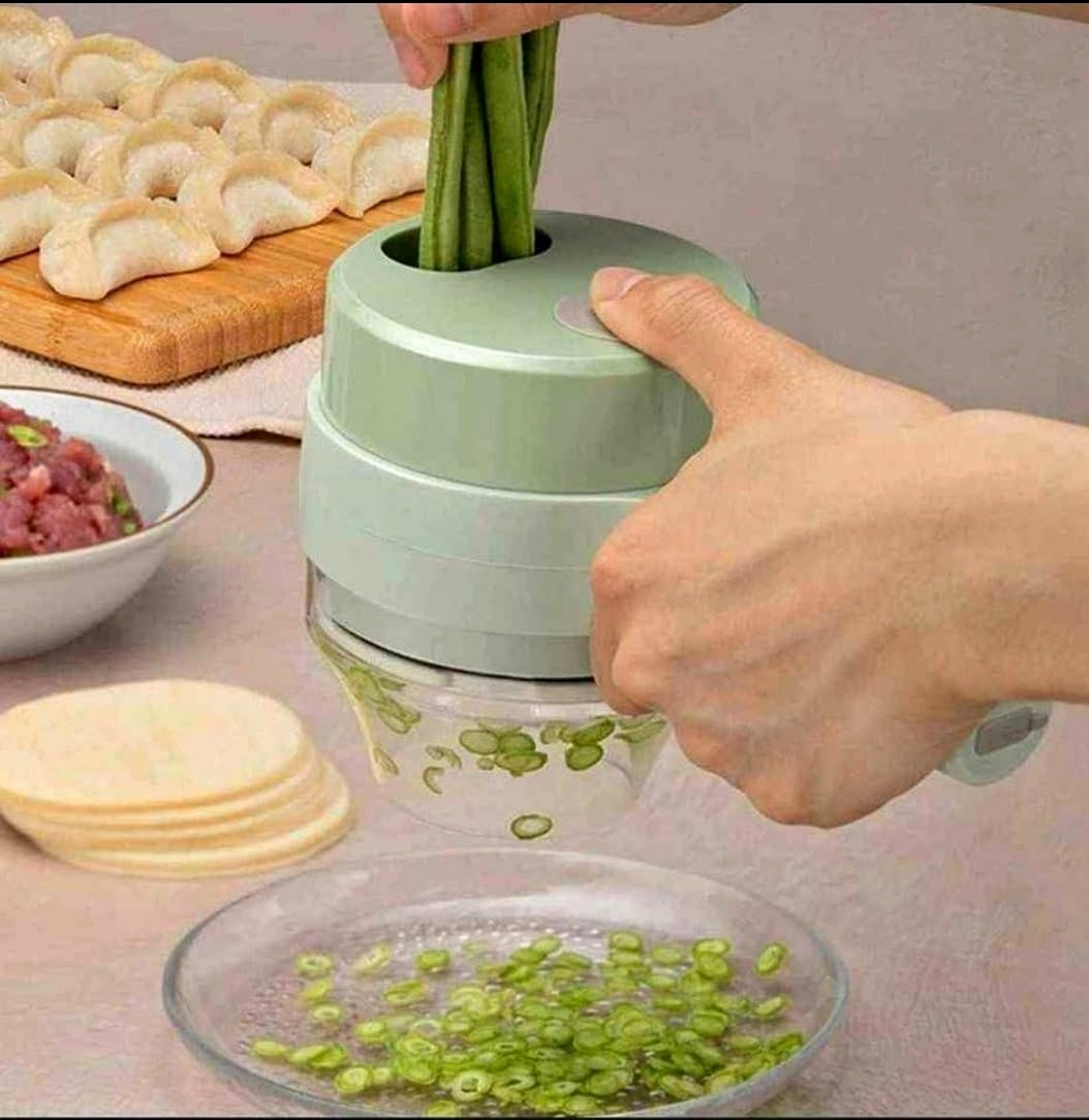 Cortador de verduras en uso preparando alimentos