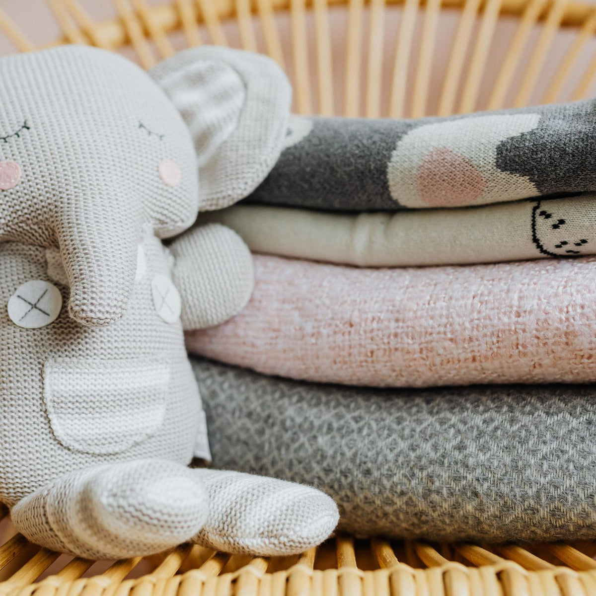 Textiles suaves doblados en tonos neutros
