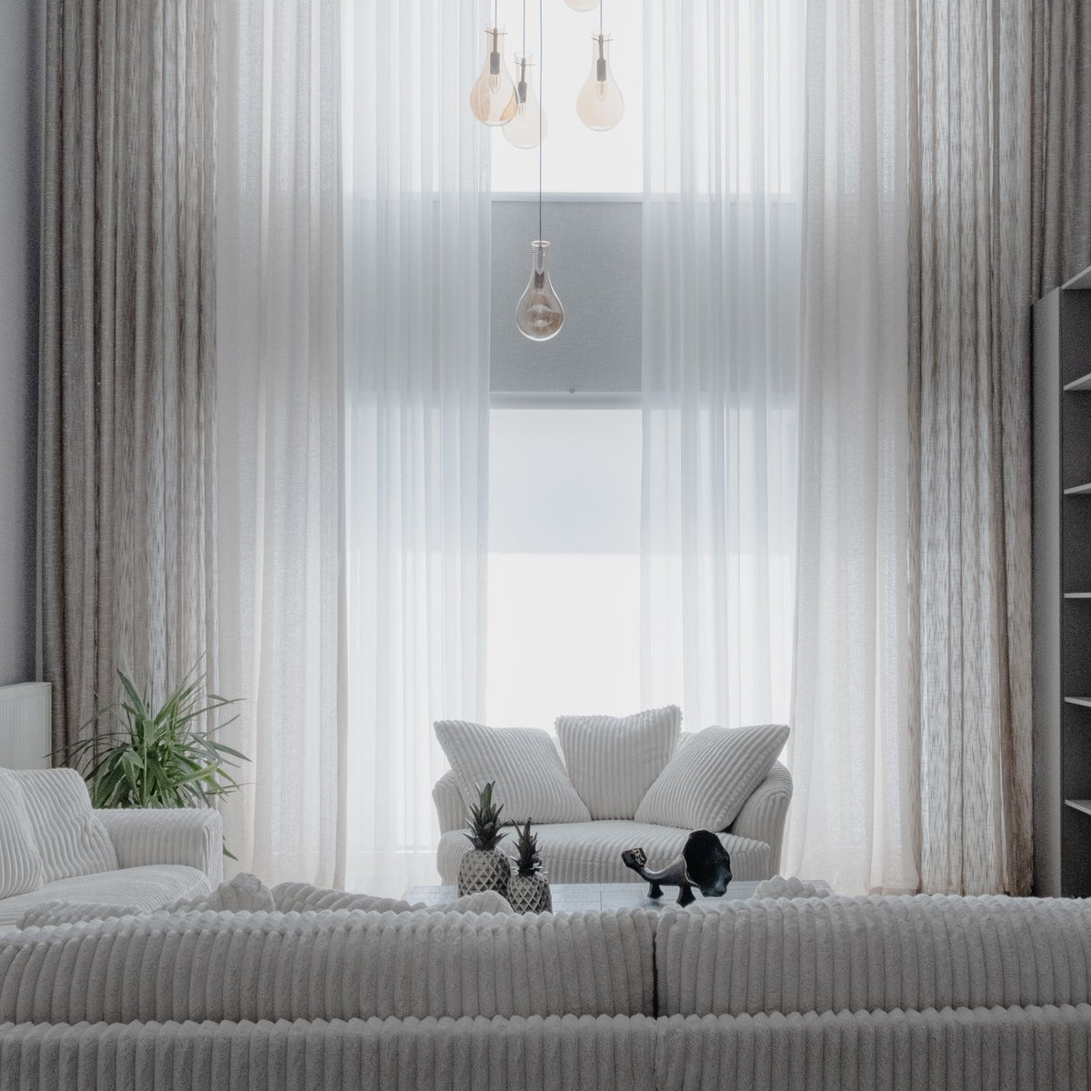Living luminoso y ordenado con luz natural suave