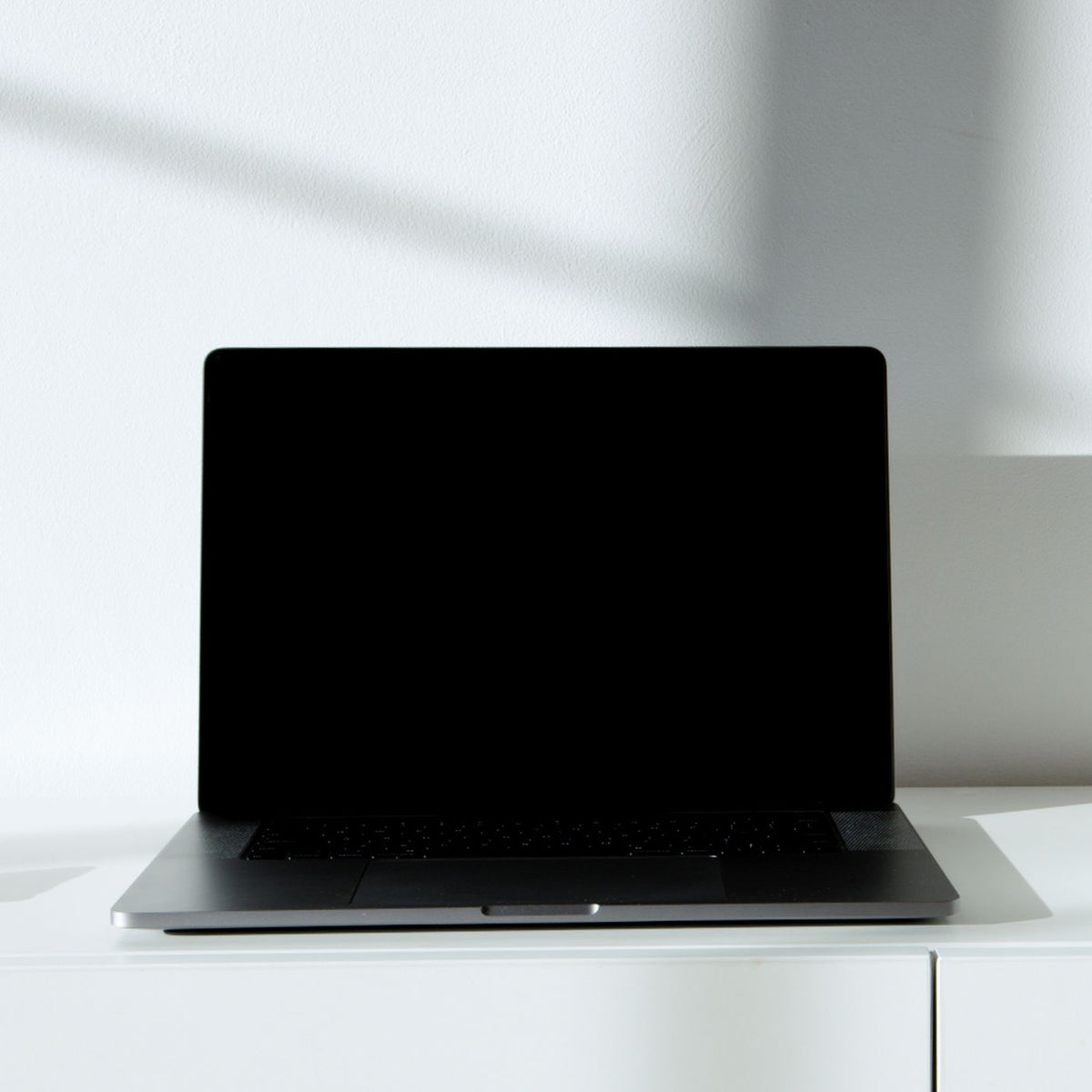 Notebook sobre un escritorio claro y minimalista